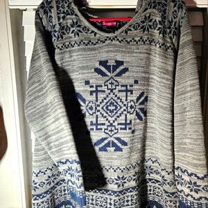 Say what!  Sweater size 2 xl.  Never worn  or washed.